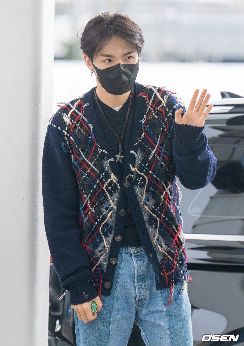 230927 TREASURE Doyoung at Incheon International Airport documents 3