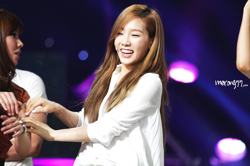 120509 Girls' Generation Taeyeon at Gag Concert documents 6