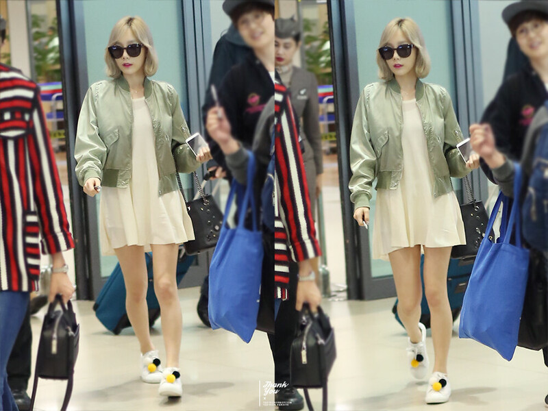 160417 Girls' Generation Taeyeon at Incheon Airport documents 3