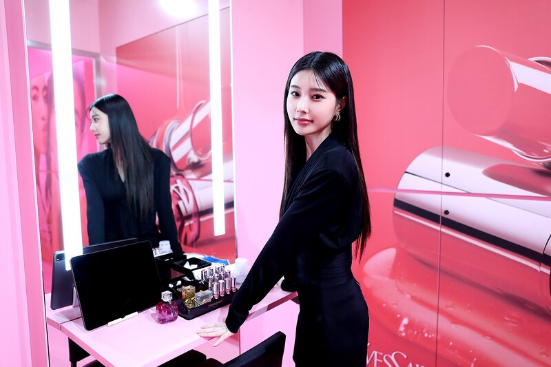 220212 8D Naver Post - Kang Hyewon - YSL Event Behind documents 2