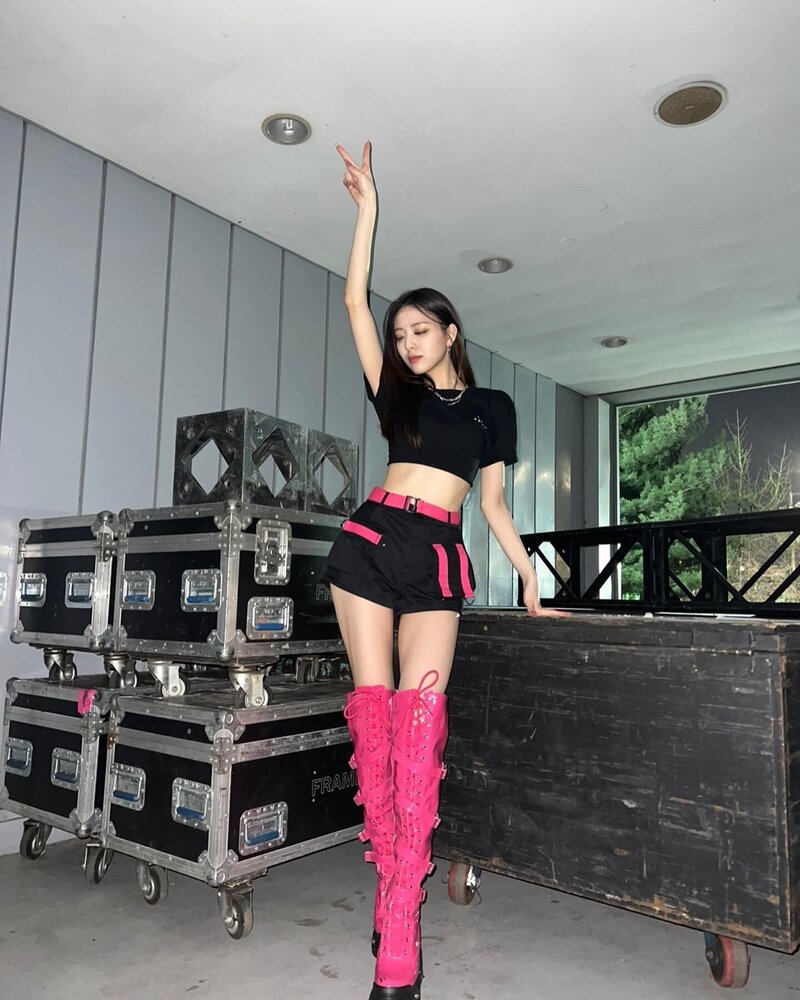220409 ITZY Instagram Update - Yuna documents 5