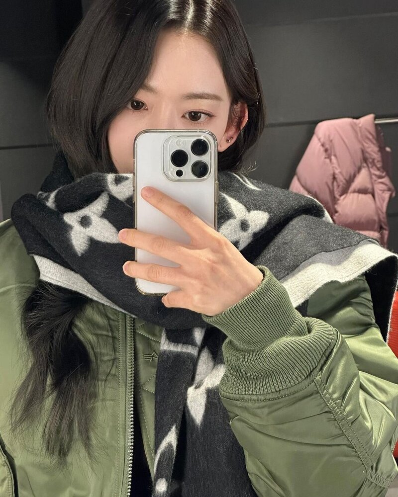 230124 LE SSERAFIM Sakura Instagram Update with Eunchae documents 3