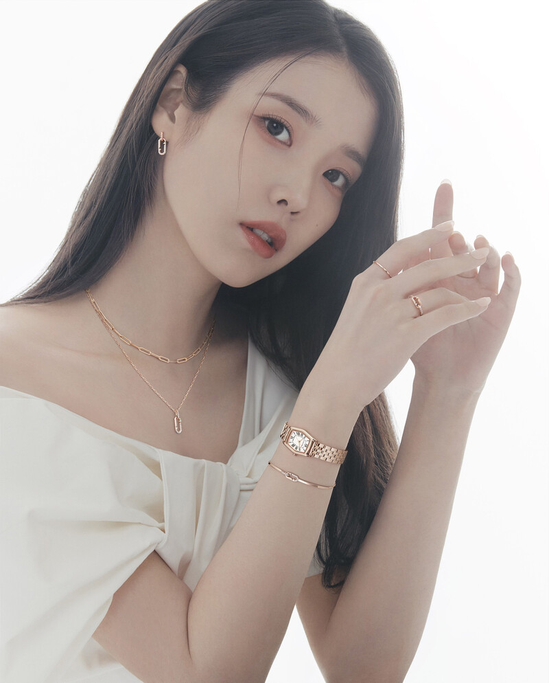 IU for J.ESTINA 2023 SPRING "Love & Luck, Clovia" documents 2