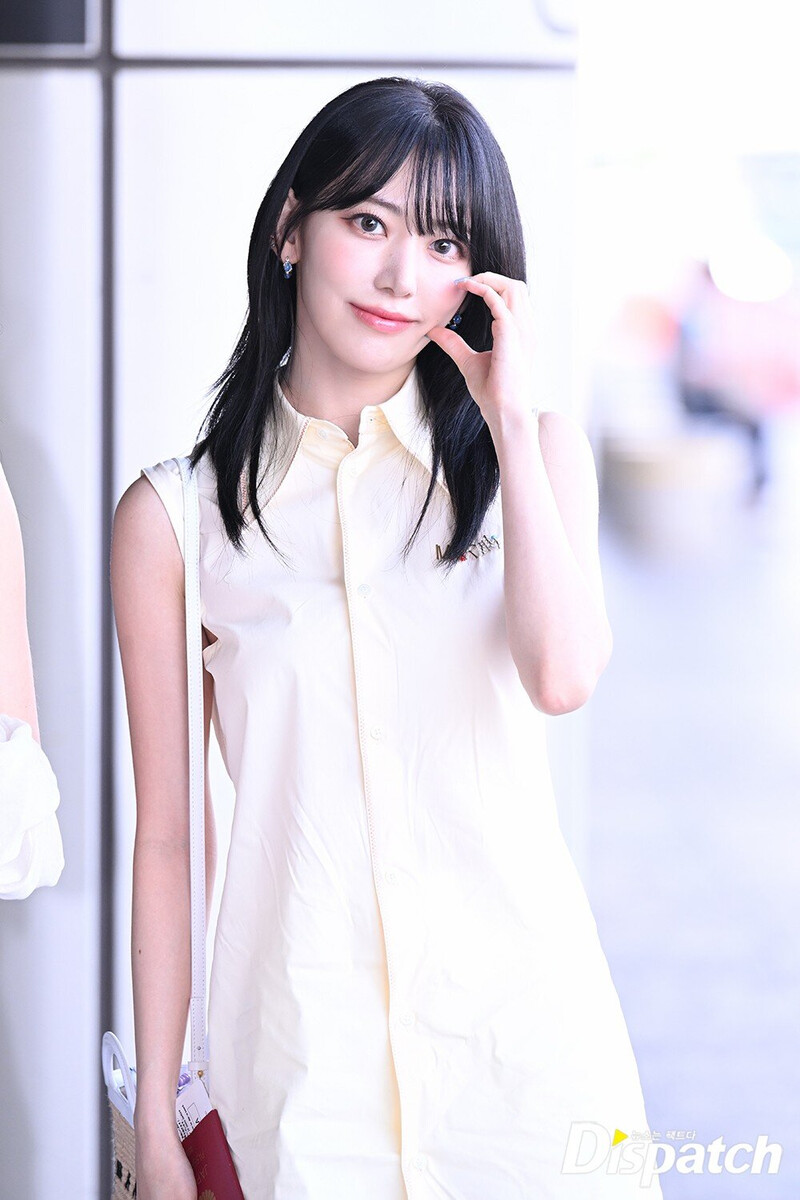 230630 LE SSERAFIM Sakura at Gimpo International Airport documents 3