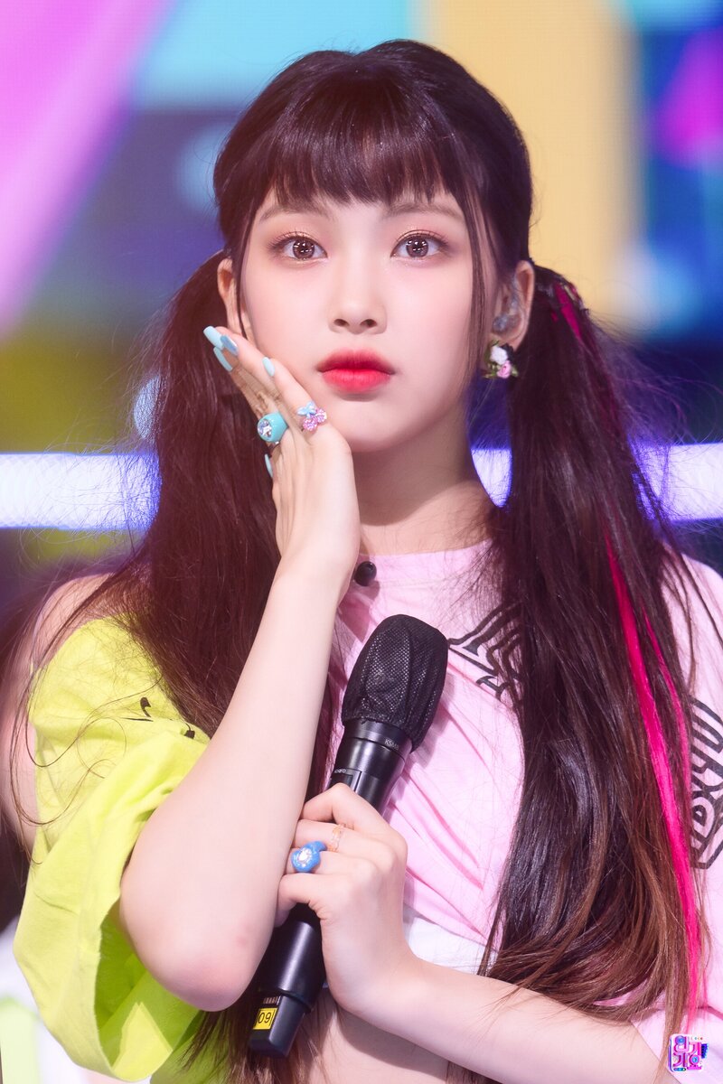 220821 NewJeans Hyein - 'Attention' at Inkigayo documents 22