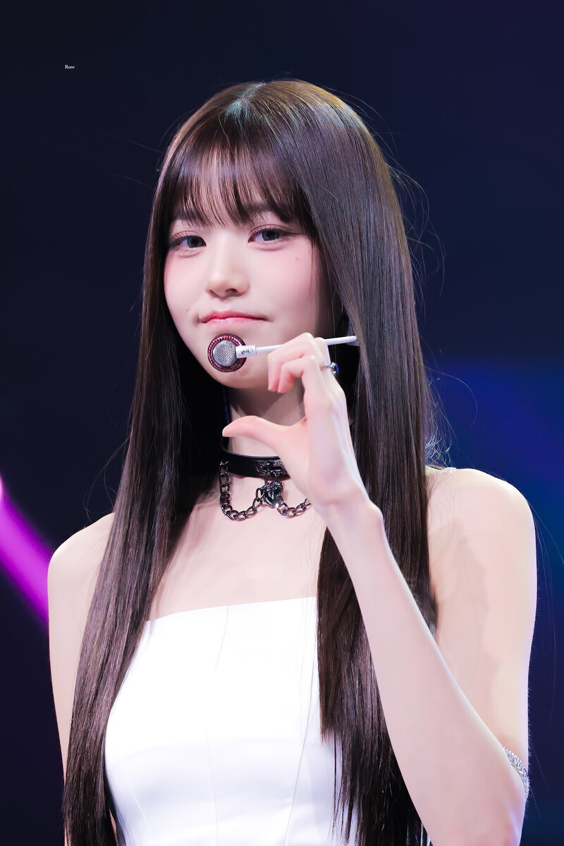 231109 Jang Wonyoung at Tik Tok Stage documents 4