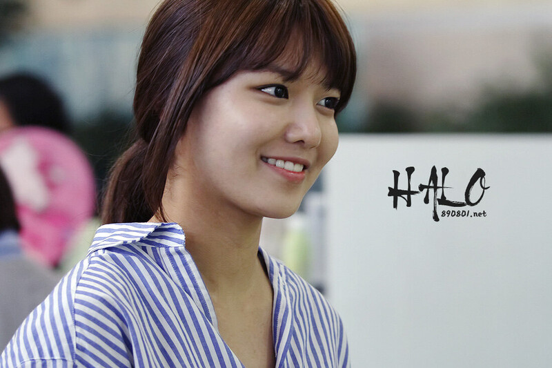 120621 Girls' Generation Sooyoung at Gimpo Airport documents 1