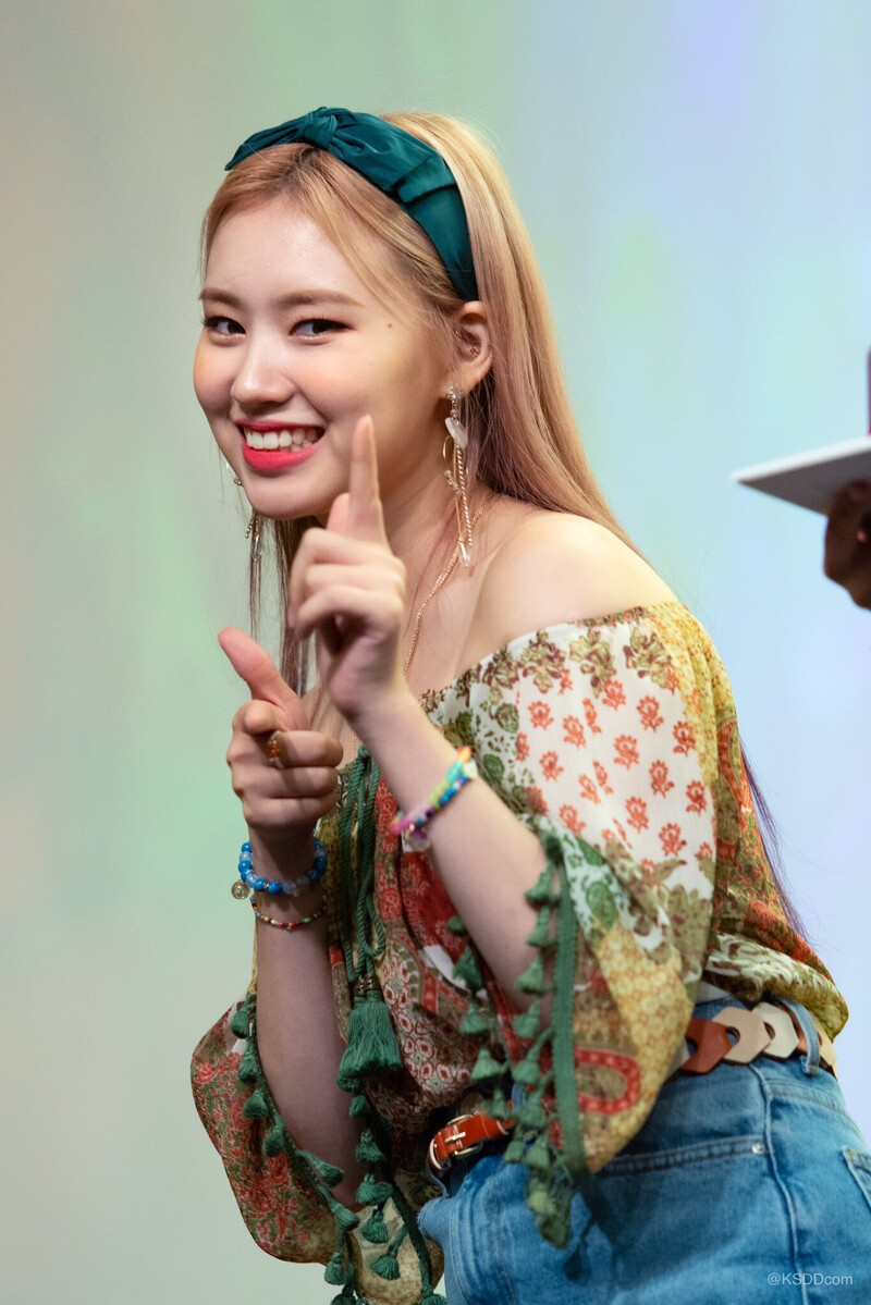 190825 Weki Meki Elly at 'WEEK END LOL' Mapo Fansign documents 2