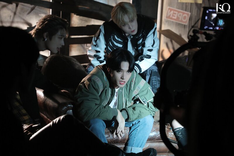 220220 - Naver - Don't Stop MV Behind The Scenes documents 5