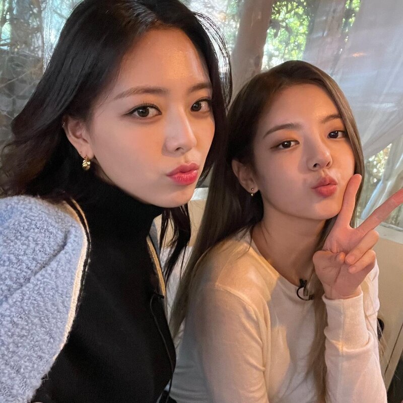 220318 ITZY Instagram Update - Yuna & Lia | kpopping