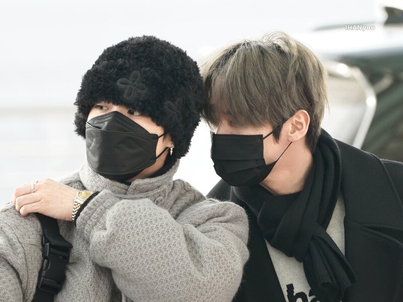 221128 Lee Know & Han at Incheon International Airport documents 1