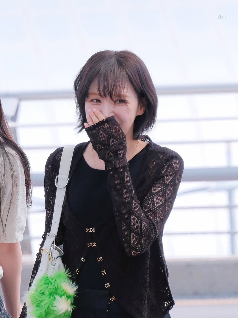 230519 RED VELVET Wendy at Incheon International Airport documents 3