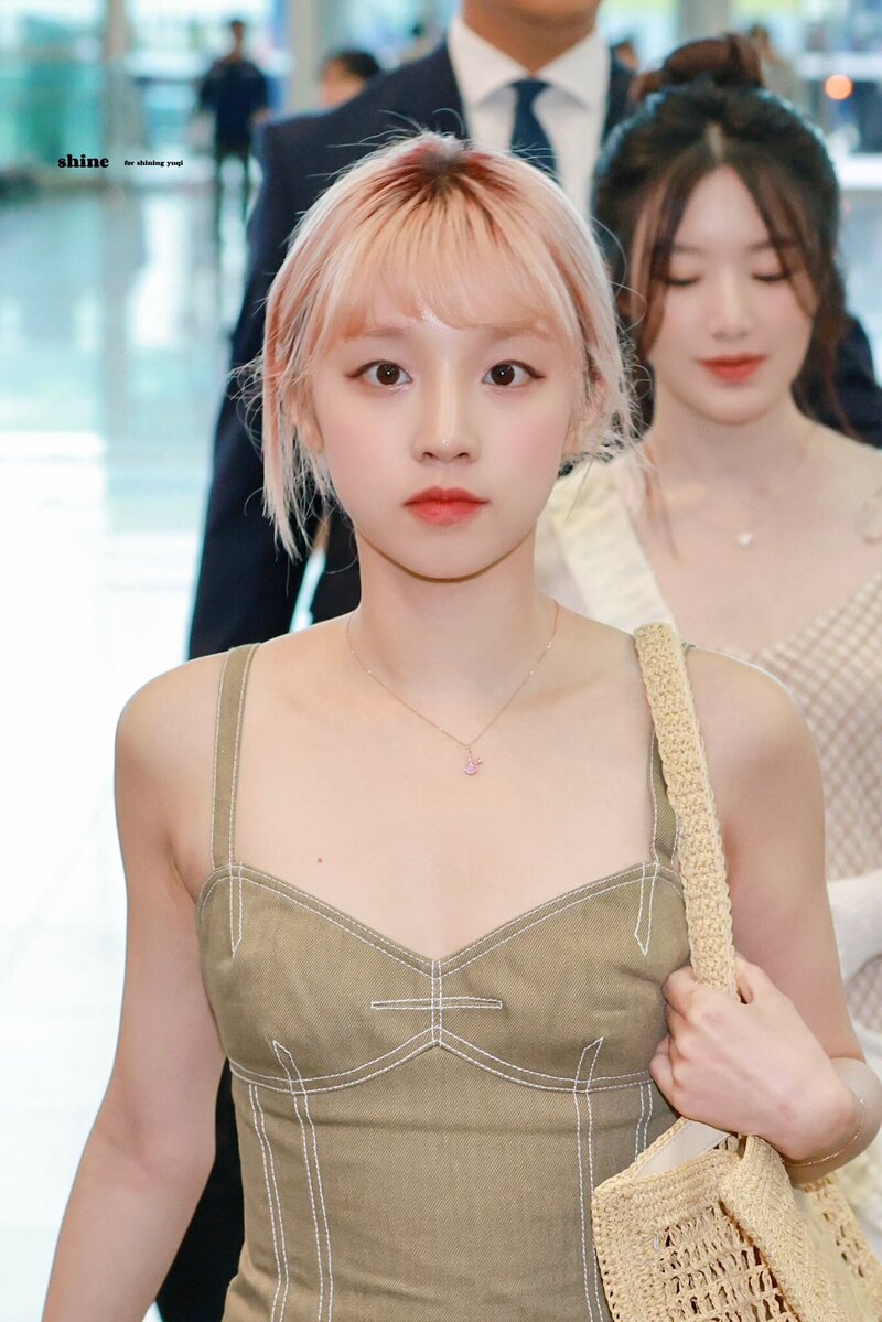 240608 (G)I-DLE Yuqi at Incheon Imternational Airport documents 3