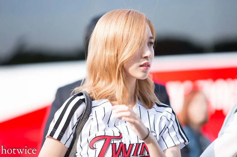 161016 LG Twins First Pitch, TWICE Mina