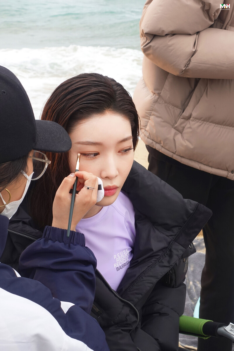 220831 MNH Naver Post - Chungha - BARREL Photoshoot Behind documents 12