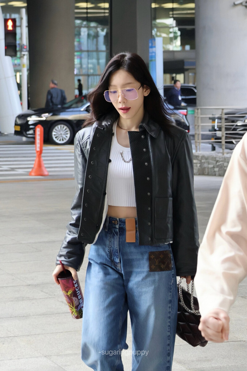 231004 Taeyeon - Incheon International Airport documents 28