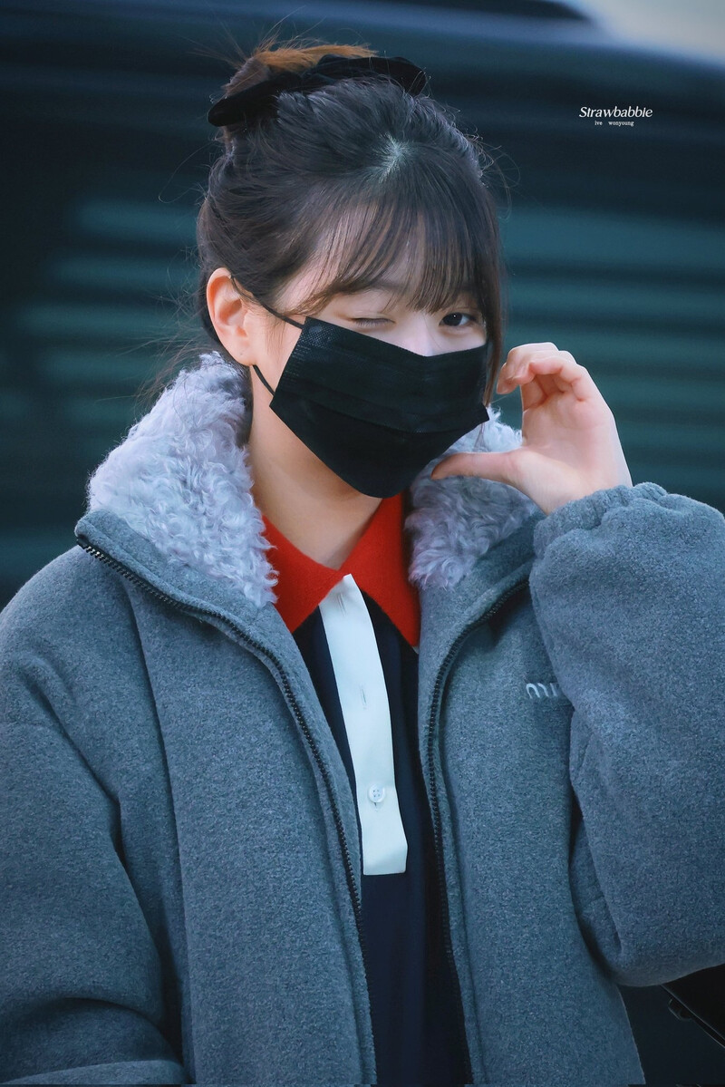 241121 IVE Wonyoung at Incheon International Airport documents 5