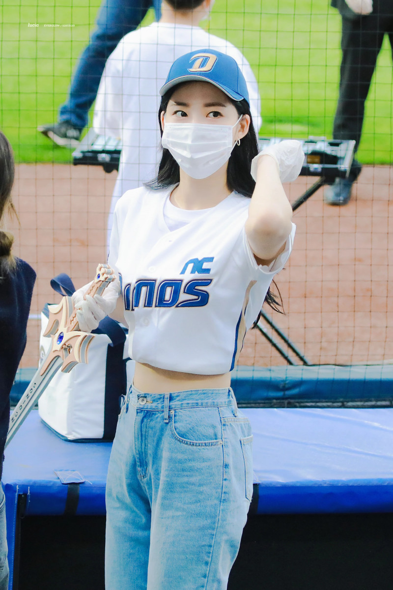 210514 EVERGLOW Sihyeon - First Pitch for NC Dinos documents 8