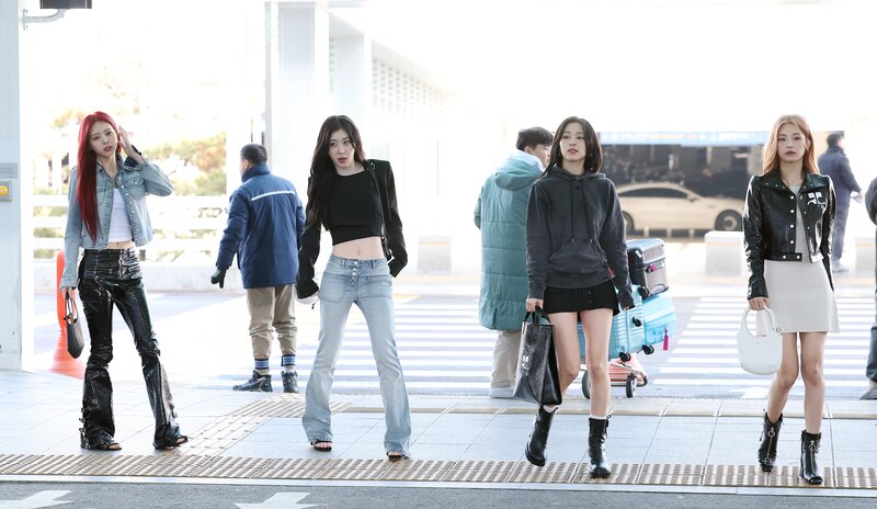 240226 - ITZY at Incheon International Airport documents 1
