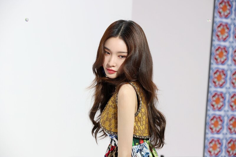 210526 MNH Naver Post - Chungha's Harpers Bazaar May Issue Photoshoot Behind documents 14