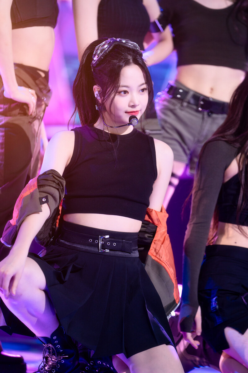 220508 LE SSERAFIM Eunchae - 'Blue Flame' at Inkigayo documents 1