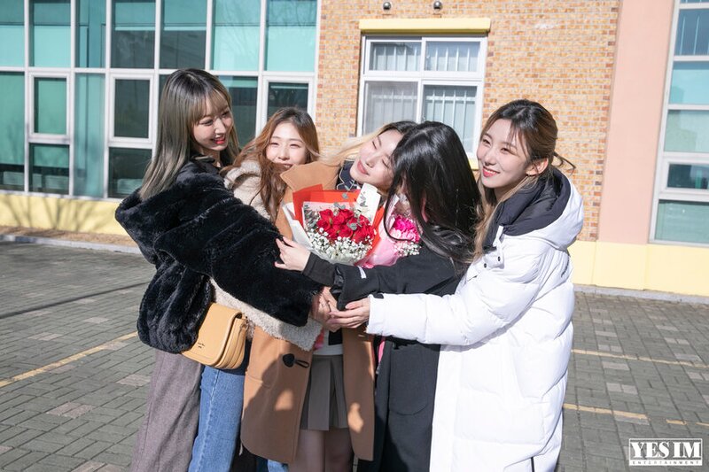 230210 YES IM Naver Post - Jia's Graduation Ceremony BEHIND documents 24