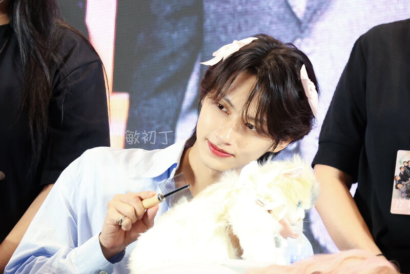 240911 SEVENTEEN Jun - Yizhiyu Fansign Event documents 25