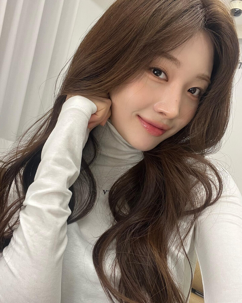 241109 EVERGLOW Sihyeon Instagram Update documents 6