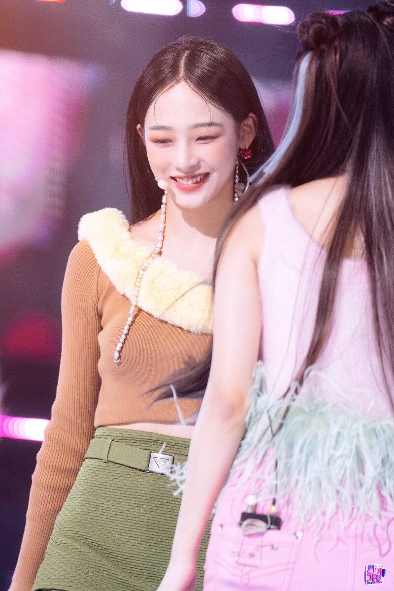 220821 NewJeans Minji - 'Attention' at Inkigayo documents 19