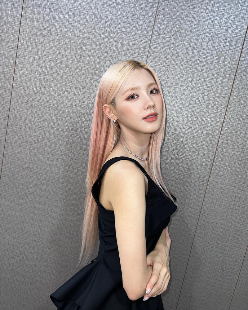 220905 (G)I-DLE Miyeon Instagram Update documents 1