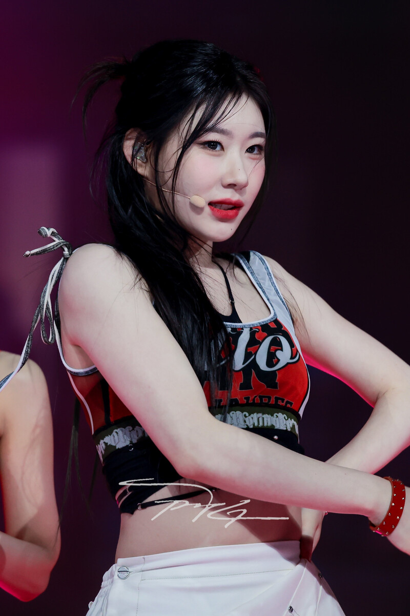 240602 ITZY Chaeryeong at K-Wave Concert Inkigayo documents 6