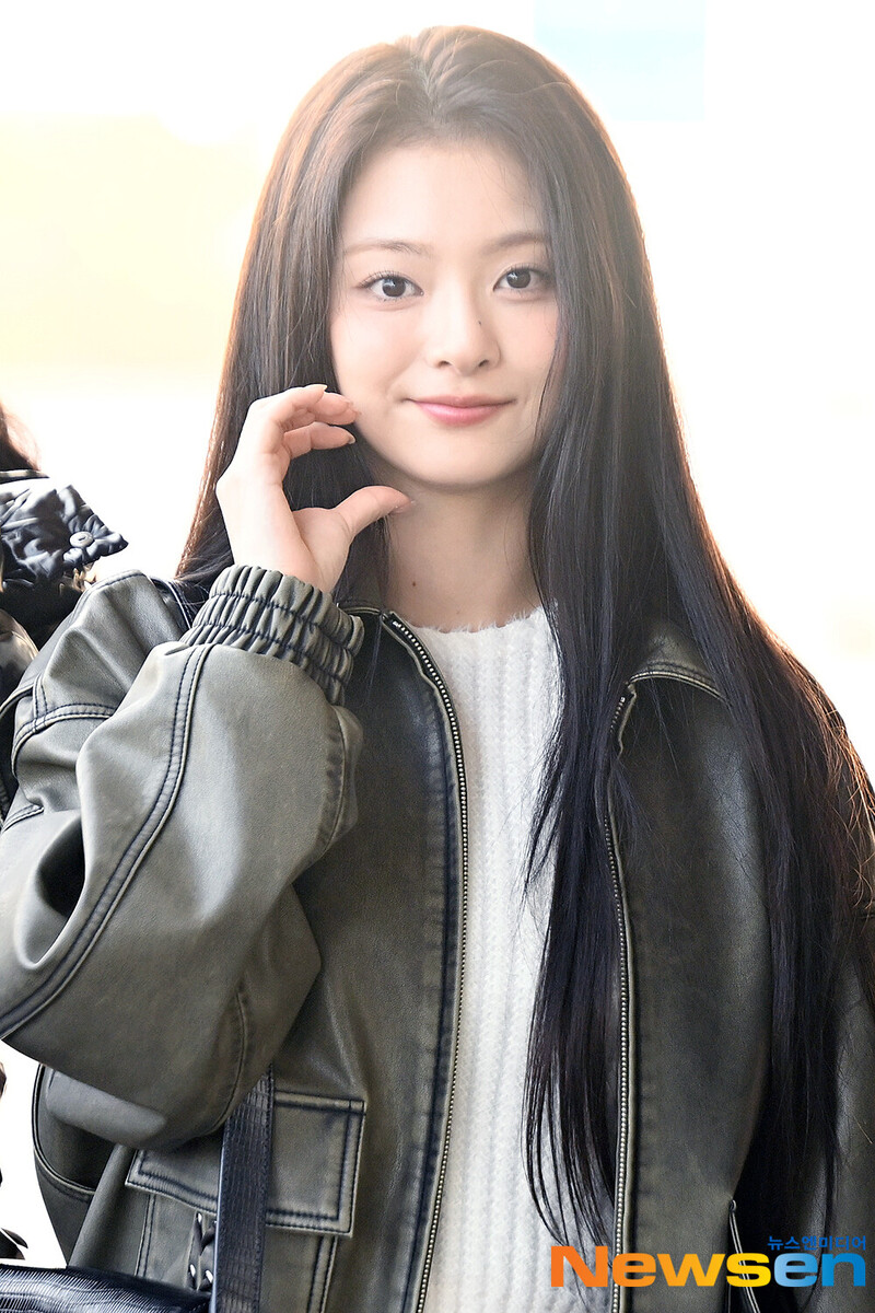 241109 fromis_9 Nagyung at Gimpo International Airport documents 1