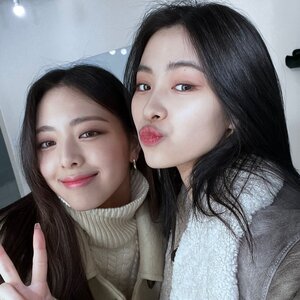 220408 ITZY Instagram Update - Ryujin & Yuna