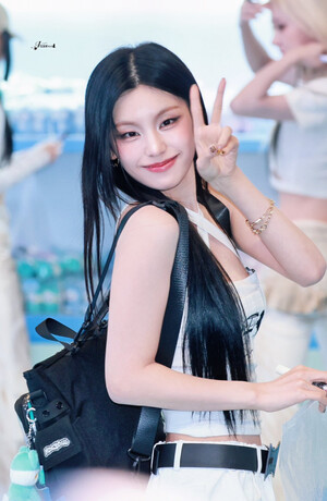 241027 YEJI at ITZY x TWINZY POP-UP STORE