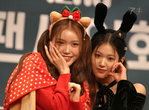 241222 izna Yoon Jiyoon & Jeong Saebi at Apple Music Fansign