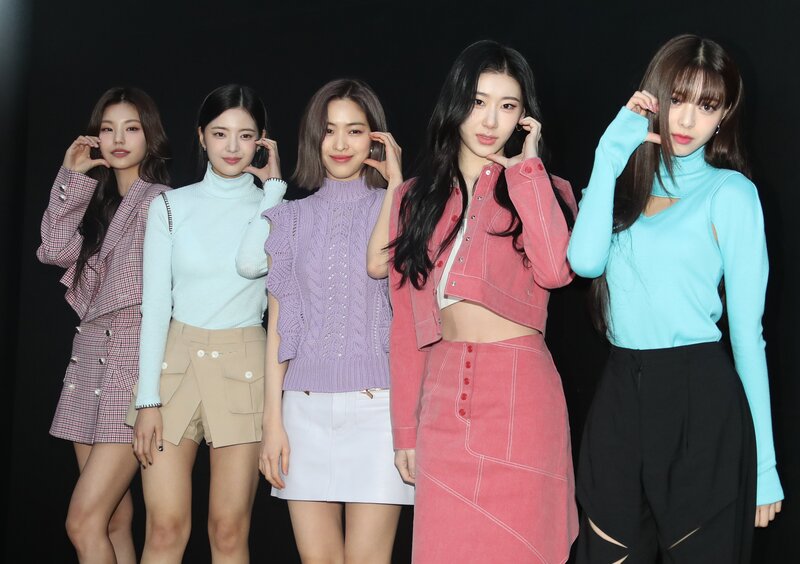 230201 ITZY - Dyson Style Lab Pop-up Store documents 3