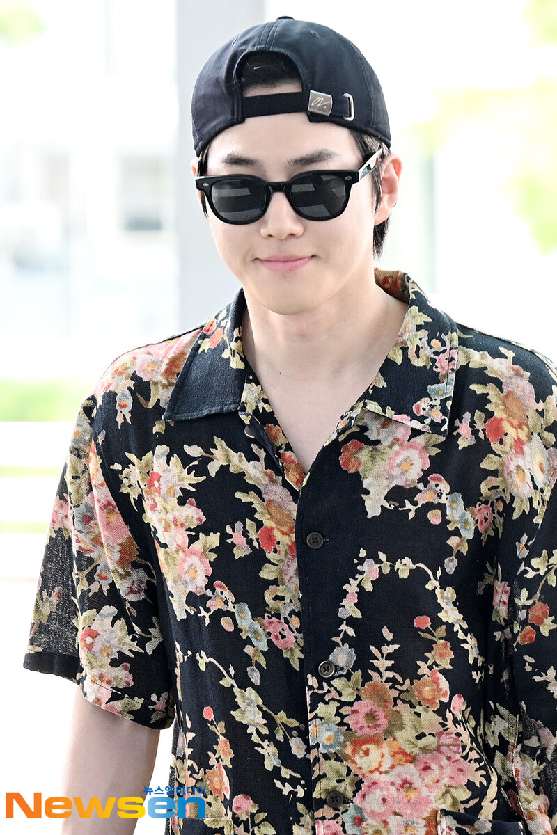 240808 EXO Suho at Incheon International Airport documents 1