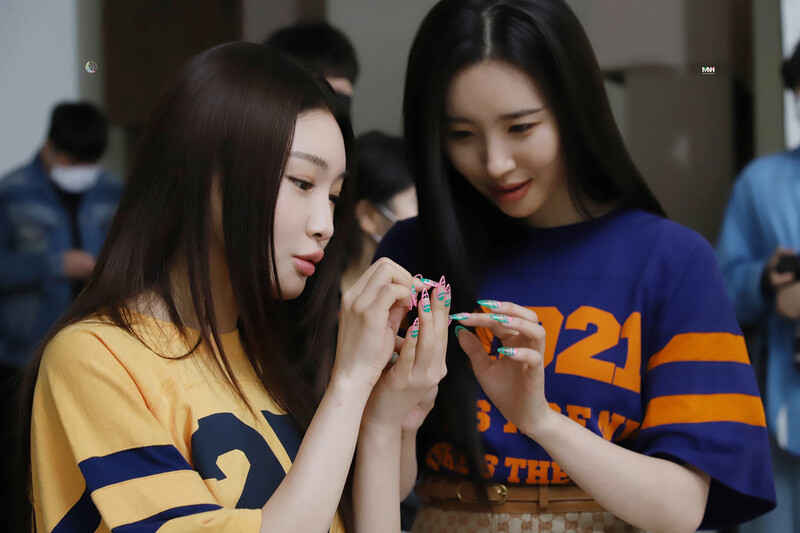 210510 MNH Naver Post - Sunmi & Chungha's Marie Claire Photoshoot Behind documents 15