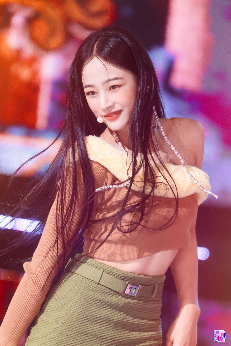 220821 NewJeans Minji - 'Attention' at Inkigayo documents 18
