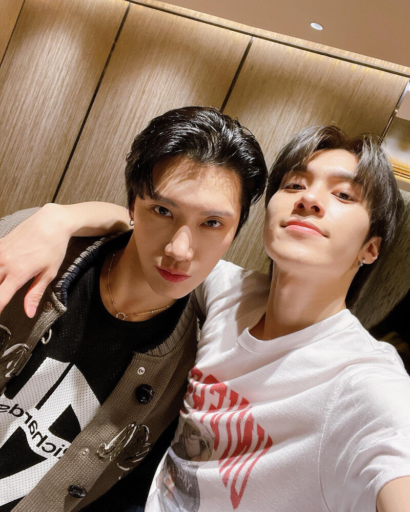 230219 NCT/WayV Hendery Instagram update documents 1