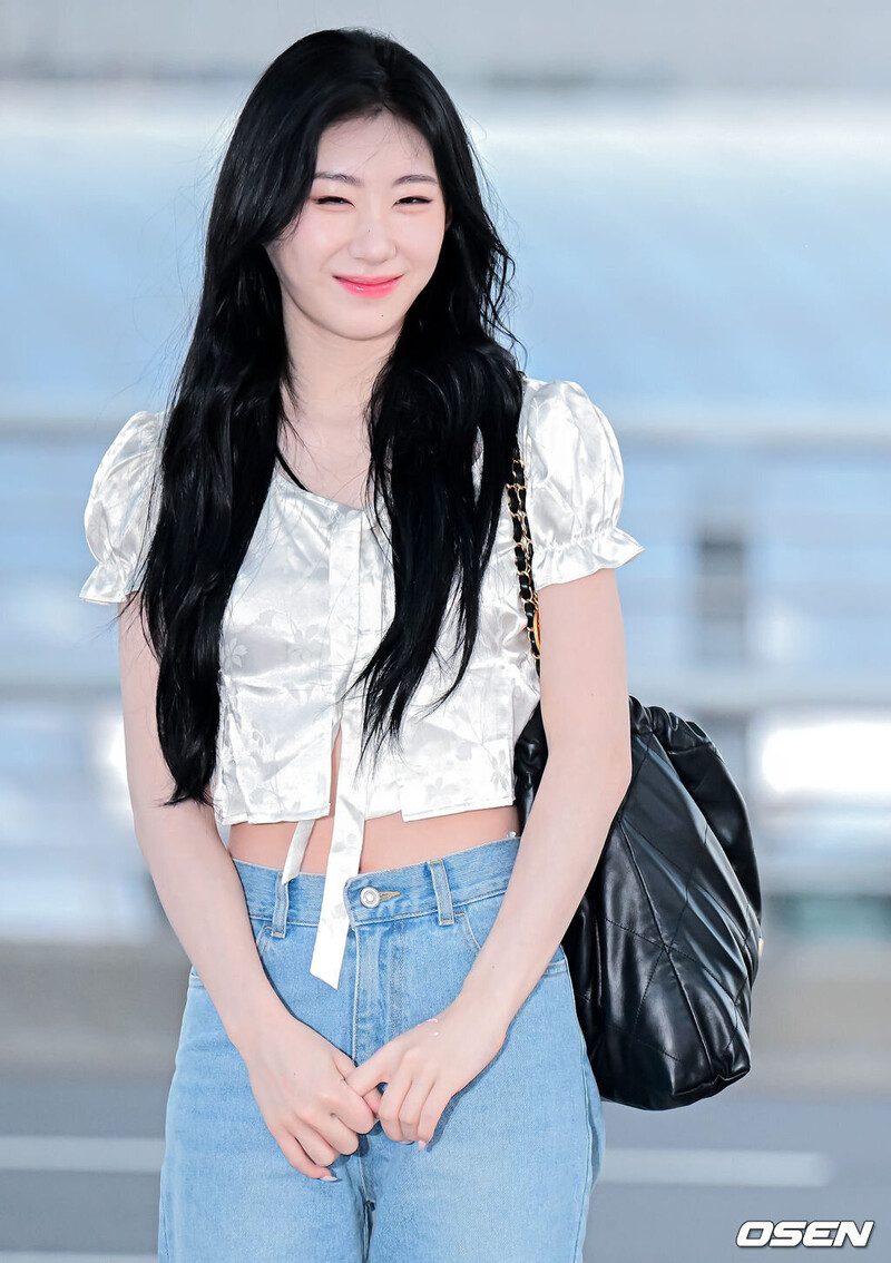 230819 ITZY Chaeryeong at Incheon International Airport documents 1