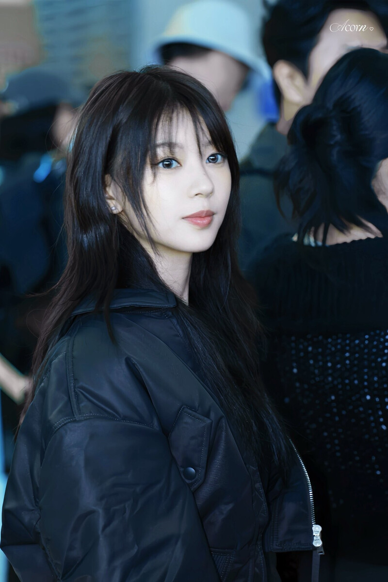 240924 ILLIT Moka at Incheon International Airport documents 4