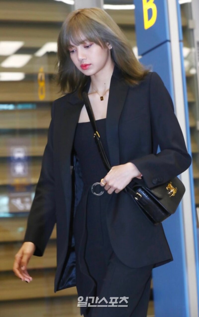 190626 - LISA at Airport Incheon back From Paris documents 7