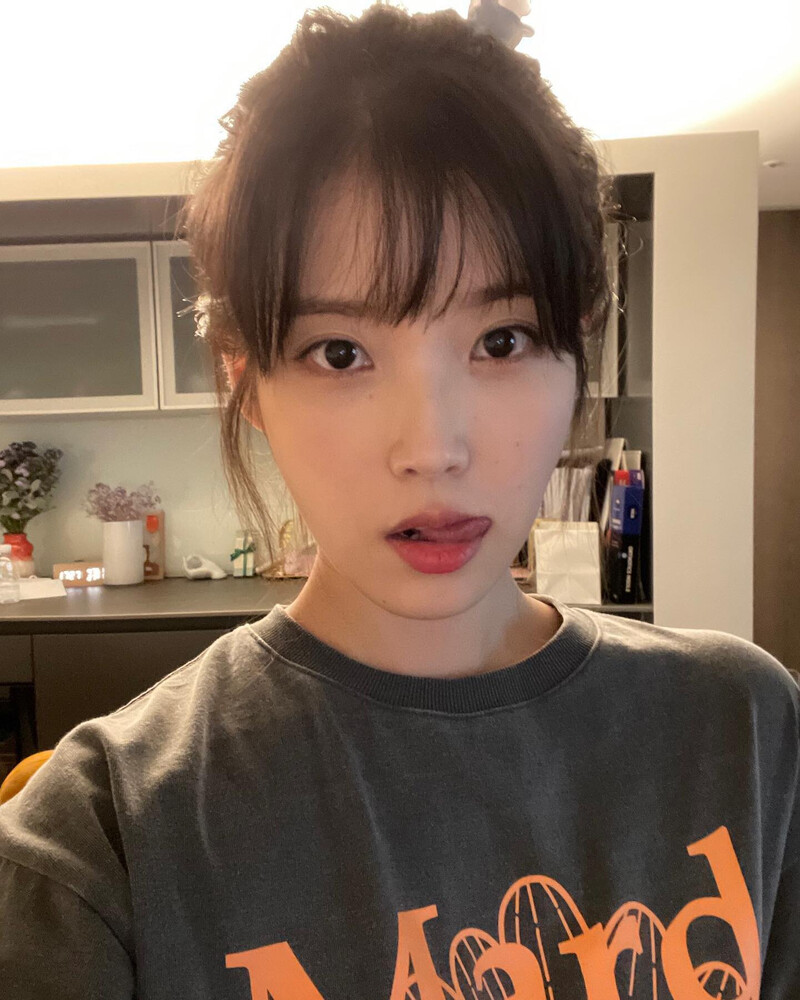 211018 IU Instagram update documents 1