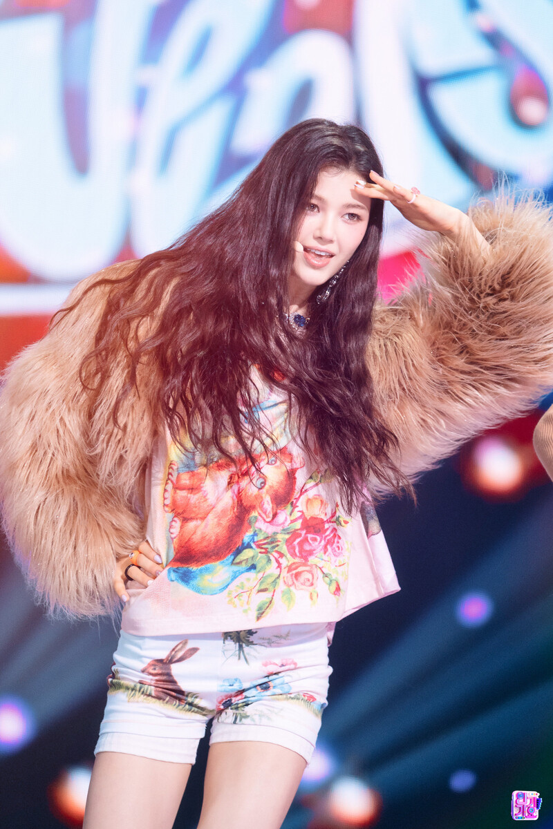 220821 NewJeans Danielle - 'Attention' at Inkigayo documents 9