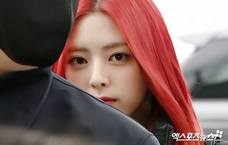 240217 ITZY Yuna at Incheon International Airport documents 2