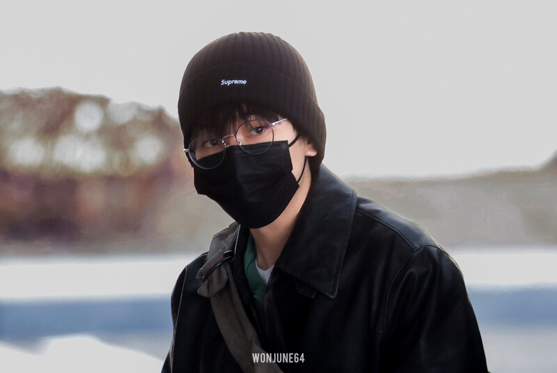 241229 SEVENTEEN Wonwoo at Gimpo International Airport documents 4