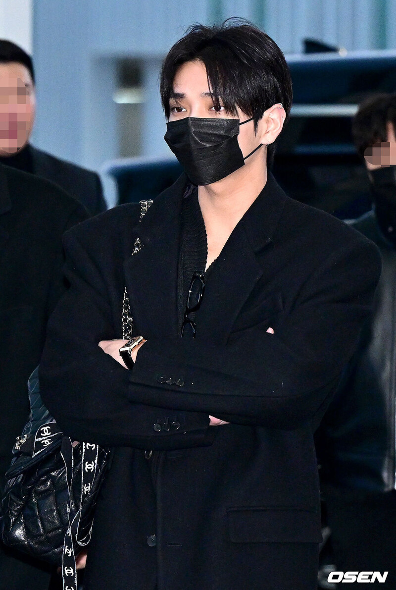 250103 SEVENTEEN Joshua at Incheon International Airport documents 2