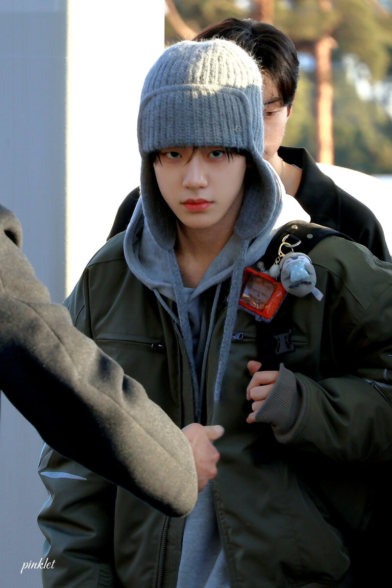 250102 Close Your Eyes Song Seungho at Incheon International Airport documents 6