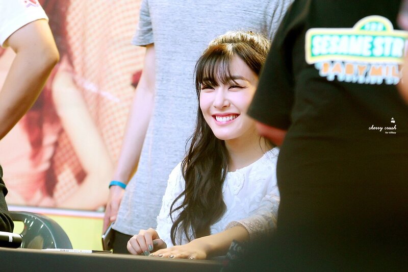 150827 Girls' Generation Tiffany at Lion Heart Daejeon Fansign documents 11